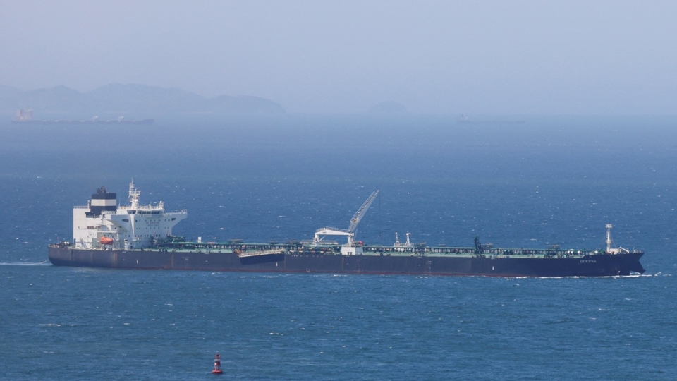 tau-cho-dau-di-qua-eo-bien-hormuz-reuters-.jpg