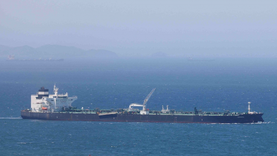 tau-dau-di-qua-eo-bien-hormuz.jpg