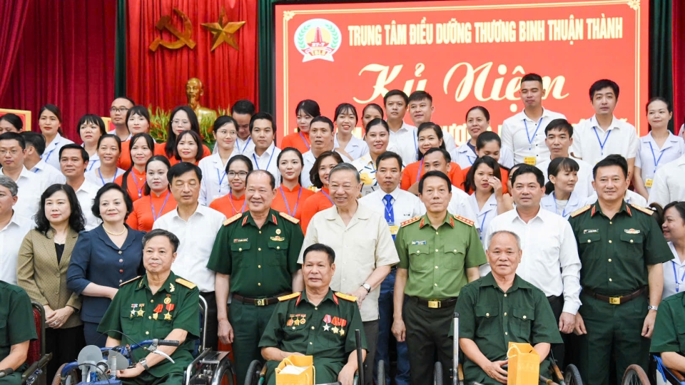 tbt-to-lam-tang-qua-trung-tam-thuan-thanh-13.jpg