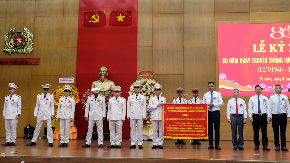thanh_uy_hdnd_ubnd_uy_ban_mttqvn_thanh_pho_tang_buc_truong_cho_luc_luong_an_ninh_nhan_dan_cong_an_thanh_pho.jpg