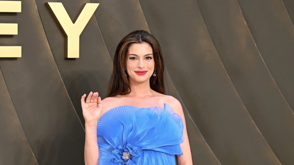 Anne Hathaway bế bụng bầu dự ra mắt The Odyssey