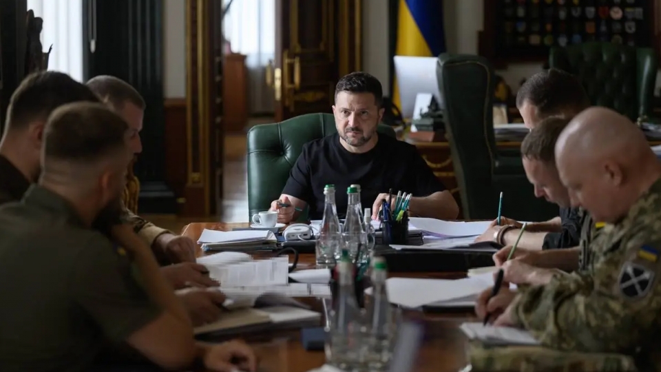tong-thong-volodymyr-zelensky-gap-go-lanh-dao-quan-doi-ukraine.-telegram-zelensky.png