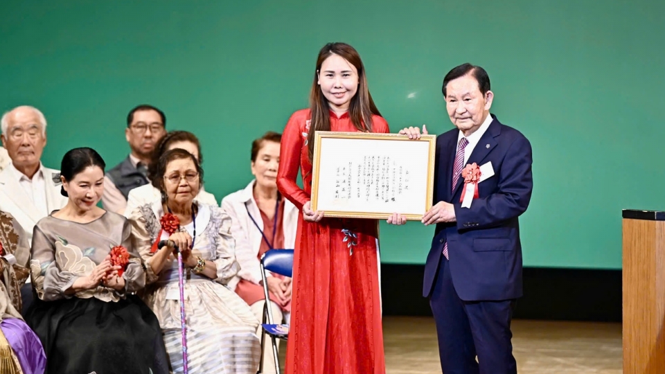 trao giai thuong cho Viet kieu Nhat Ban, ba Le Thuong -vov.jpg