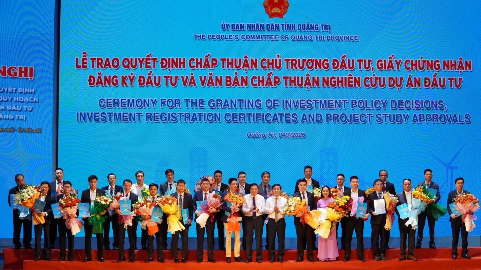 ubnd_tinh_quang_tri_da_trao_quyet_dinh_chu_truong_dau_tu_giay_chung_nhan_dang_ky_dau_tu_cho_29_du_an_.jpg