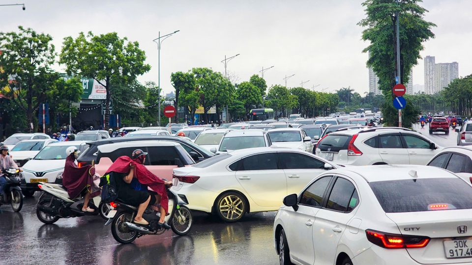 Nhiều tuyến đường Hà Nội bị ùn tắc do mưa lớn đúng giờ cao điểm sáng