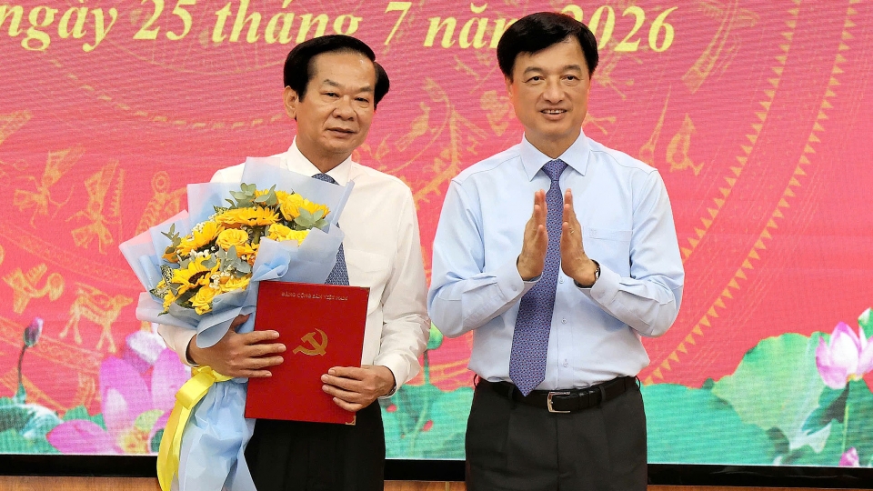 uy-vien-bo-chinh-tri-bi-thu-trung-uong-dang-truong-ban-to-chuc-trung-uong-nguyen-duy-ngoc-trao-quyet-dinh-tang-hoa-chuc-mung-tan-bi-thu-thanh-uy-can-tho-do-thanh-binh.jpg