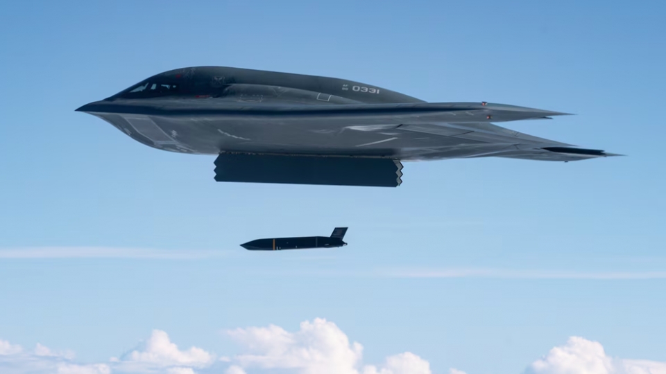 vi_sao_b-2_spirit_ket_hop_ten_lua_lrasm_khien_cac_ham_doi_phai_de_chung._khong_quan_my.png