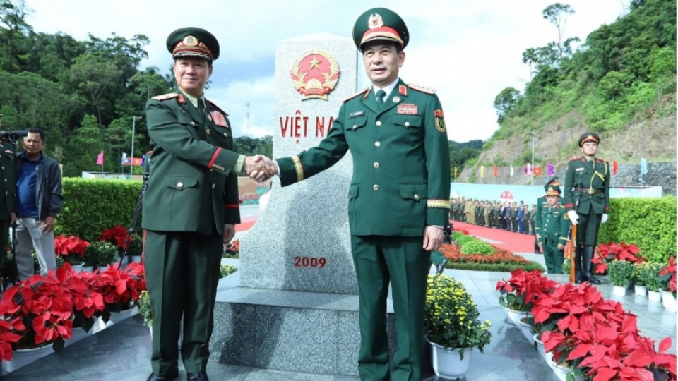 vietnamese-and-lao-defence-ministers-at-border-marker-no.-460.jpg