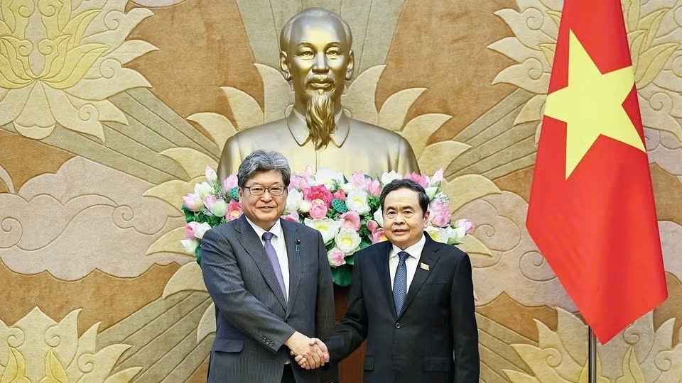 vietnamese-national-assembly-chairman-tran-thanh-man-and-hagiuda-koichi-executive-acting-secretary-general-of-the-ruling-ldp.jpg