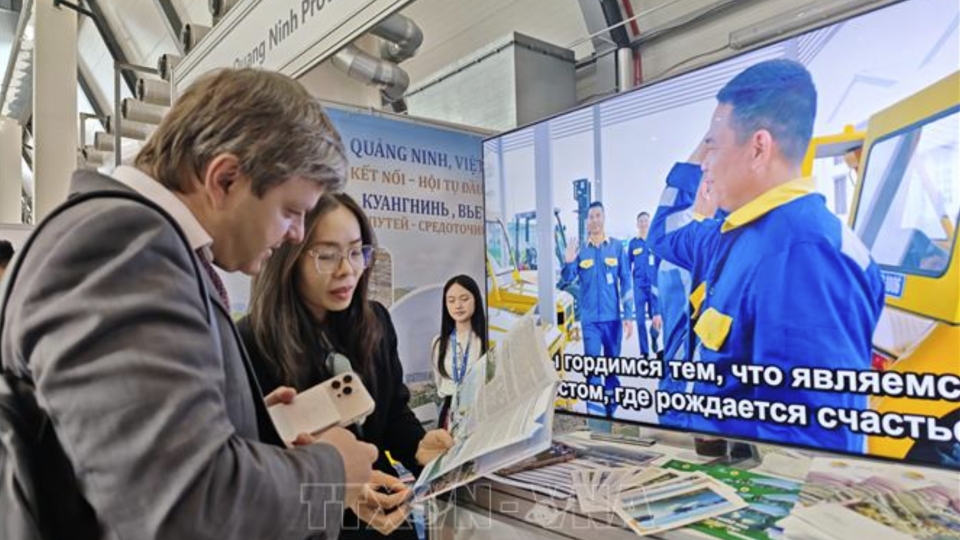 visitors_explore_the_quang_ninh_province_vietnam_booth.jpg