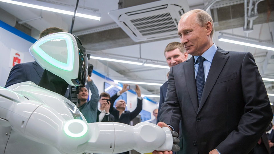 vladimir-putin-trong-chuyen-tham-quan-trien-lam-cac-doanh-nghiep-vua-va-nho-hoat-dong-trong-nen-kinh-te-so-anh_-sergey-guneev-_-ria-novosti.jpeg