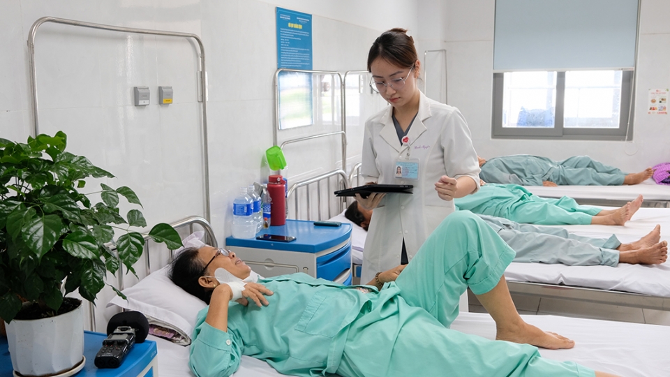 voi-benh-an-dien-tu-bac-si-den-kham-cho-benh-nhan-va-doc-thong-tin-benh-an-tren-may-tinh-bang-thay-vi-ho-so-giay-nhu-truoc-day.jpg
