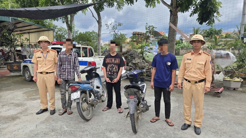 xu-phat-nhom-thieu-nien-boc-dau-xe-may.jpg