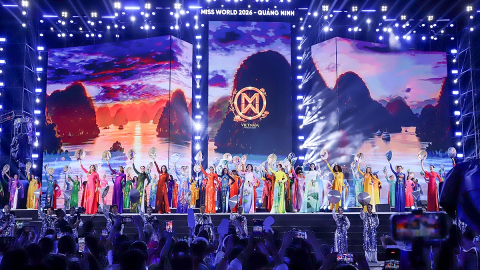 111-thi-sinh-cac-nuoc-trinh-dien-ao-dai-viet-nam-trong-dem-khai-mac.jpg