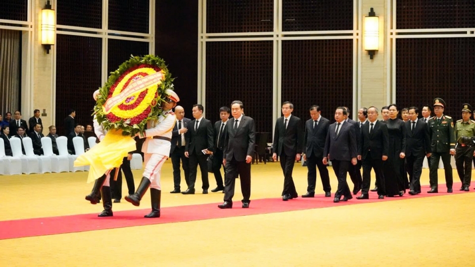 NA leader Tran Thanh Man pays tribute to Lao counterpart Xaysomphone Phomvihane