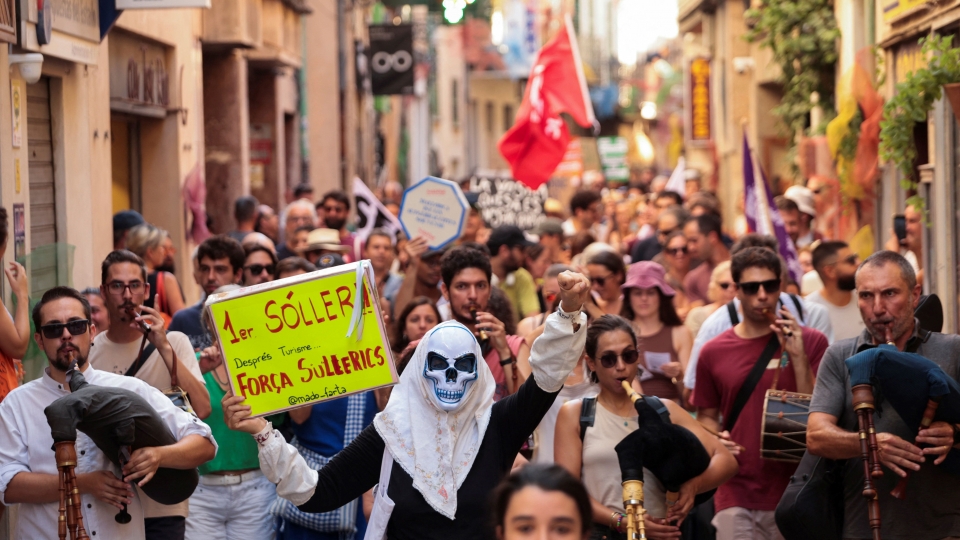 2026-08-08t114441z_468862994_rc29umab0qsi_rtrmadp_3_spain-tourism-protest.jpg