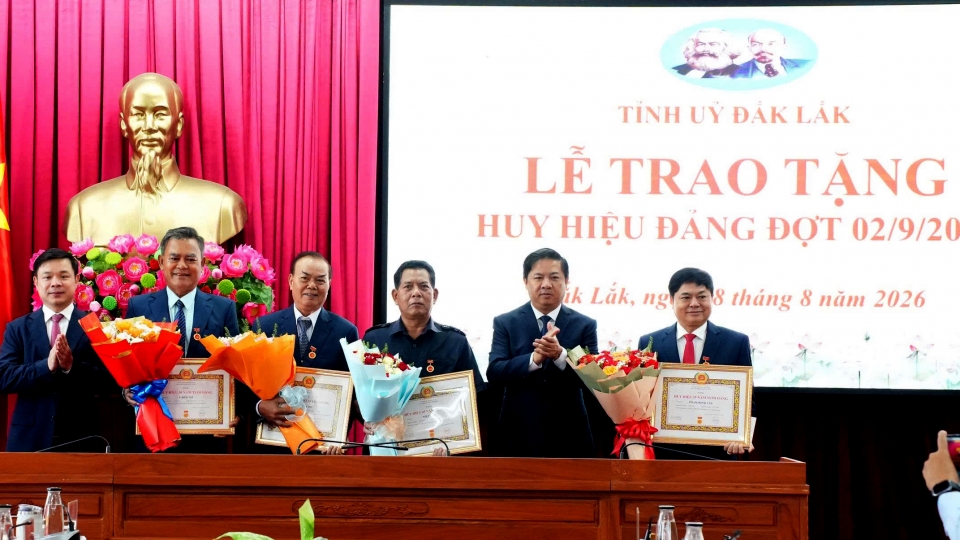 28-8-trao-huy-hieu-dang-1.jpg