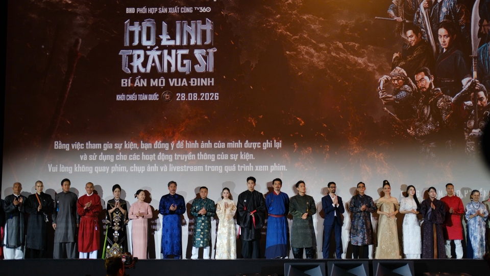 Johnny Trí Nguyễn cùng dàn sao trên thảm đỏ "Hộ linh tráng sĩ"