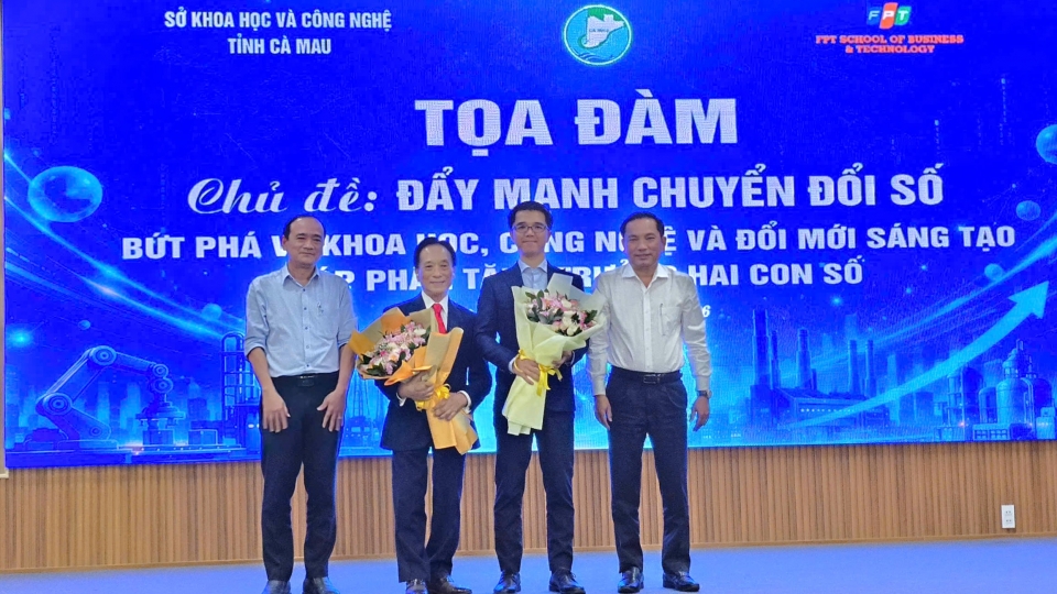 3-dai-dien-co-quan-chuc-nang-tinh-ca-mau-tang-hoa-cam-on-cac-chuyen-gia.jpg