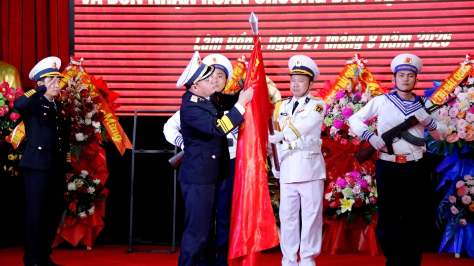 4-thua-uy-quyen-cua-chu-tich-nuoc-chuan-do-doc-do-van-yen-uy-vien-ban-thuong-vu-pho-chinh-uy-quan-chung-hai-quan-trao-huan-chuong-bao-ve-to-quoc-hang-nhi-cho-lu-doan-681.jpg