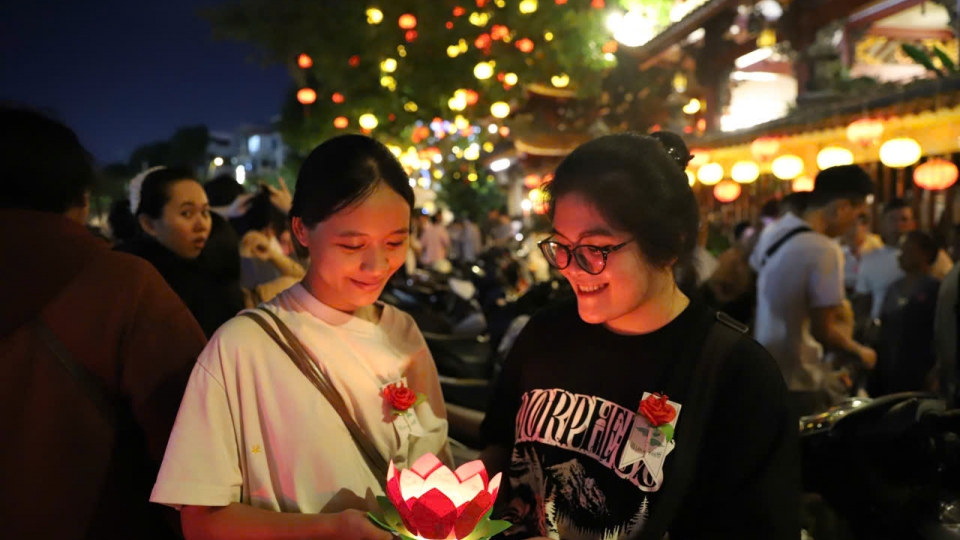 Người dân TP.HCM đến chùa cầu an, thả đèn hoa đăng đêm Vu Lan