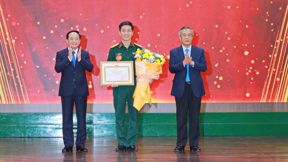 _-ban-to-chuc-da-trao-giai-dac-biet-cho-bao-cao-vien-trinh-xuan-viet-vien-truong-vien-khoa-hoc-xa-hoi-va-nhan-van-quan-su-thuoc-hoc-vien-chinh-tri-bo-quoc-phong.jpg