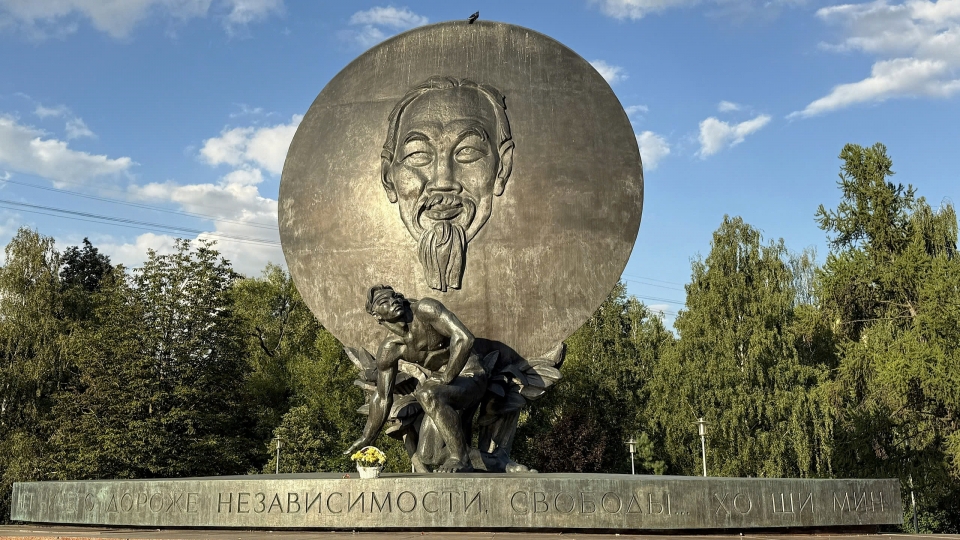 anh-bia.-anh_-huong-tra_vov-moscow.jpg