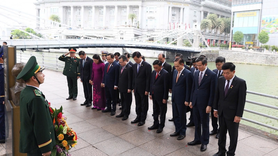 Thường trực Ban Bí thư Trần Cẩm Tú dâng hoa tại tượng đài Chủ tịch Hồ Chí Minh