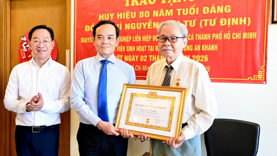 bi-thu-thanh-uy-tphcm-trao-huy-hieu-80-nam-tuoi-dang-2.jpg