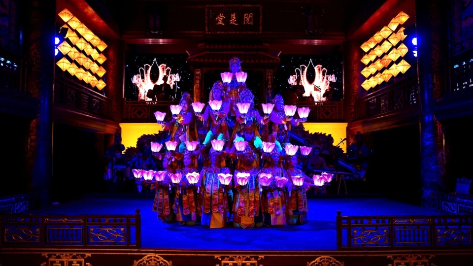 bieu_dien_nghe_thuat_tai_nha_hat_duyet_thi_duong_dai_noi_hue_20260817090359.jpg