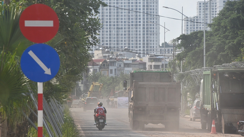 Vành đai 2,5 vừa hoàn thiện đã thành đường vận chuyển đất, bụi phủ nhà dân