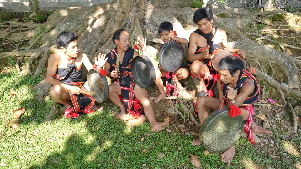 cac-gia-lang-trao-truyen-lai-cho-lop-tre-van-hoa-dan-toc-minh.jpg