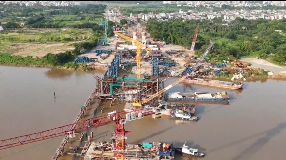 Sau gần 8 tháng, cầu Trần Hưng Đạo sắp dựng những nhịp vòm thép đầu tiên