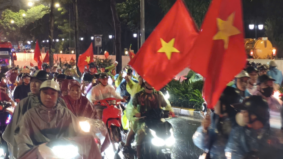 CĐV Hà Nội mở hội dưới mưa mừng ĐT Việt Nam thắng ĐT Thái Lan