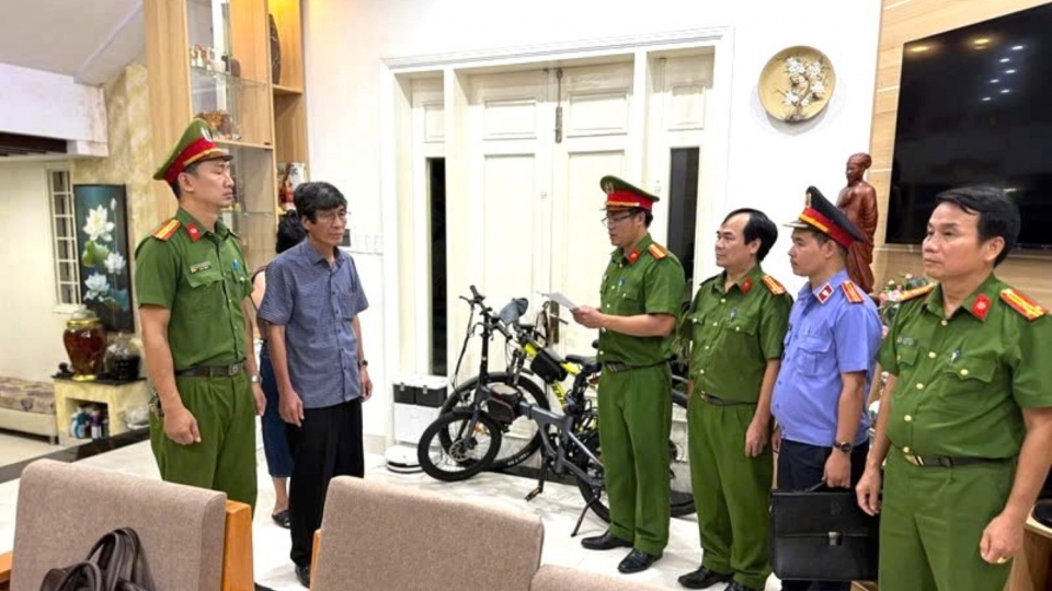 co-quan-canh-sat-dieu-tra-cong-an-thanh-pho-hue-doc-lenh-bat-bi-can-de-tam-giam-doi-voi-ha-xuan-hau-nguoi-mang-ao-so-mi-xanh-deo-kinh.jpg