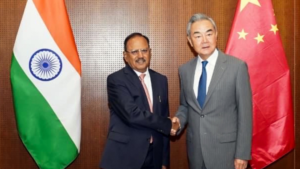 co-van-an-ninh-quoc-gia-an-do-ajit-doval-gap-ngoai-truong-trung-quoc-vuong-nghi-ben-le-cuoc-hop-cac-co-van-an-ninh-quoc-gia-brics-tai-new-delhi-ngay-22.6-anh-ani.jpg