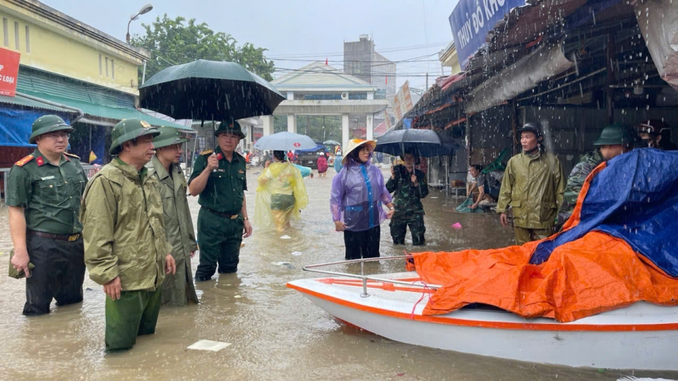 cong-an-tinh-bo-chi-huy-quan-su-tinh-cung-luc-luong-dan-quan-tu-ve-huy-dong-gan-1.000-can-bo-chien-si-ho-tro-so-tan-nguoi-dan-van-chuyen-tai-san-va-to-chuc-chot-chan-tai-nhung-khu-vuc-nguy-hiem.jpg