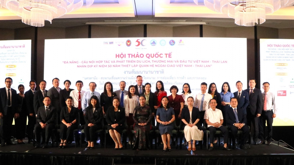dai-bieu-tham-du-hoi-thao-chup-hinh-luu-niem.jpg