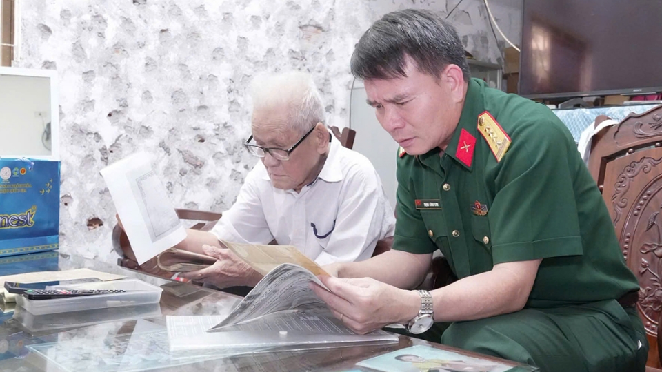 dai-ta-trinh-cong-son-pho-chinh-uy-bo-chi-huy-quan-su-tinh-quang-ngai-den-tham-va-tiep-can-thong-tin-tren-cuon-so.jpg
