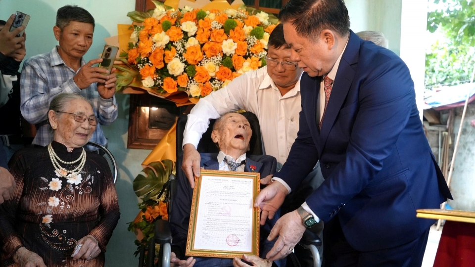 dai-tuong-nguyen-trong-nghia-chu-nhiem-tong-cuc-chinh-tri-quan-doi-nhan-dan-viet-nam-trao-quyet-dinh-tang-huy-hieu-dang-cho-dang-vien-nguyen-anh-hung.jpg