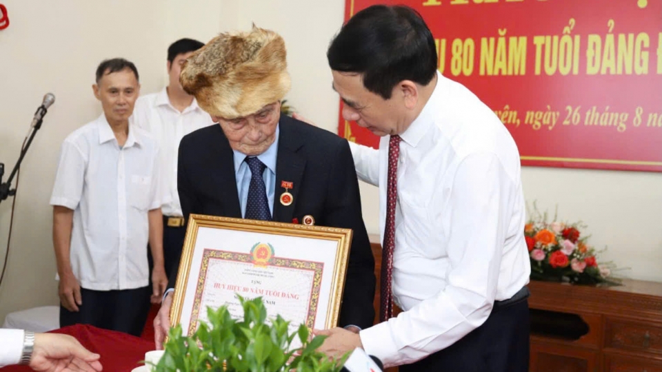 dai-tuong-phan-van-giang-pho-thu-tuong-chinh-phu-bo-truong-bo-quoc-phong-trao-huy-hieu-80-nam-tuoi-dang-cho-dong-chi-nguyen-quang-nam.jpg