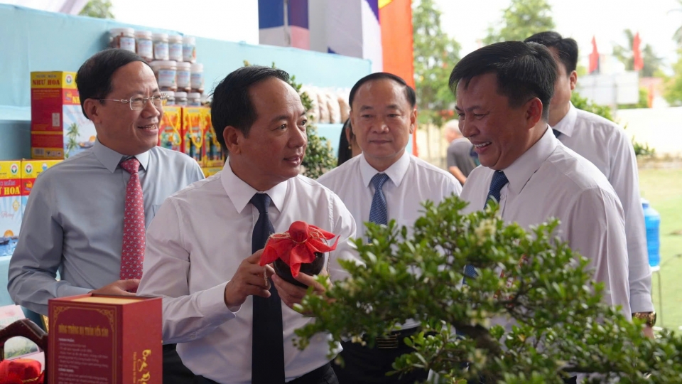 dai-tuong-trinh-van-quyet-cung-lanh-dao-tinh-gia-lai-tham-gian-hang-dac-san-cua-phuong-hoai-nhon-bac.jpg