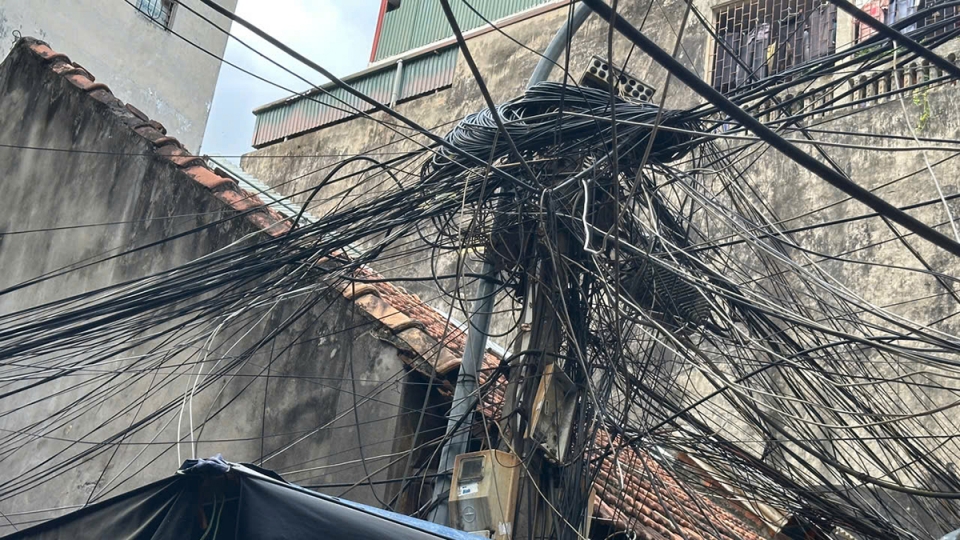 Dây điện, cáp viễn thông chằng chịt chùng võng bủa vây ngõ phố Hà Nội, mất an toàn
