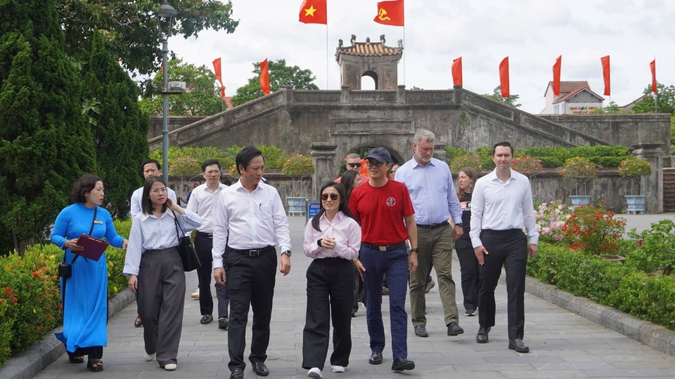 doan-cong-tac-cua-dai-su-hoa-ky-tai-viet-nam-tham-di-tich-lich-su-quoc-gia-dac-biet-thanh-co-quang-tri.jpg