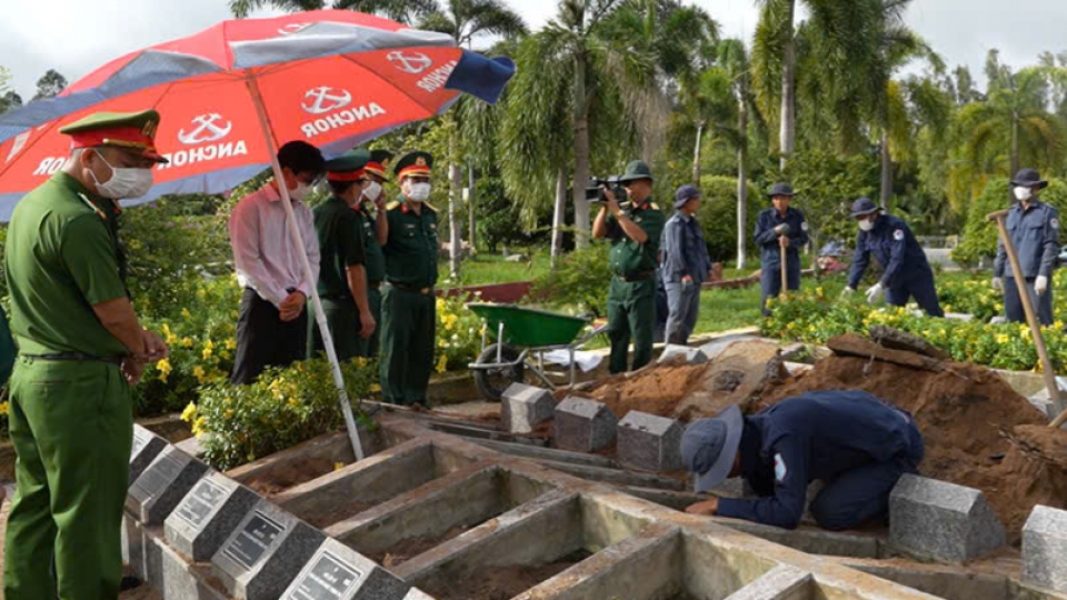 doan-cong-tac-kiem-tra-quy-trinh-mo-phan-mo-de-lay-mau-hai-cot-liet-si-phuc-vu-cong-tac-giam-dinh-adn-tai-nghia-trang-liet-si-tam-nong.png
