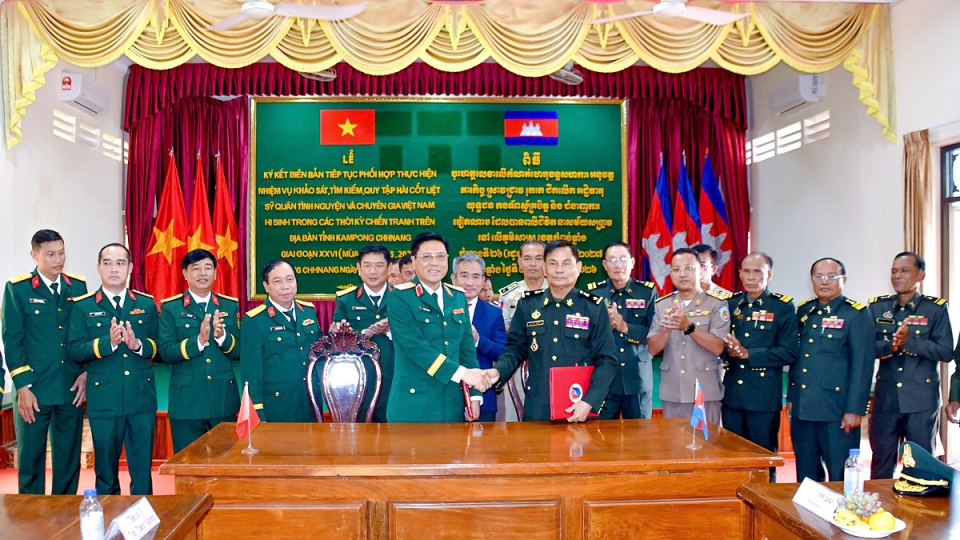 doan-cong-tac-quan-khu-9-ky-ket-voi-tinh-voi-kampong-chhnang-campuchia.jpg
