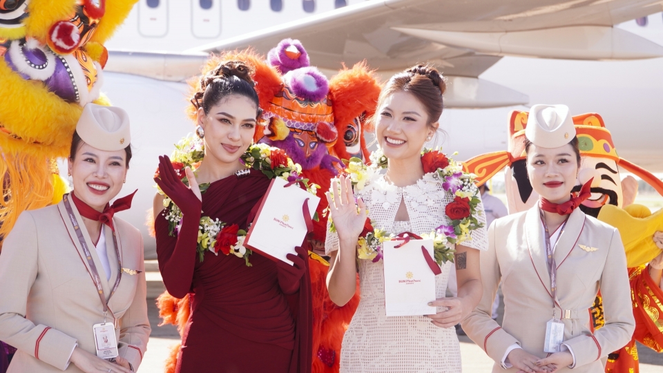 hoa-hau-hoan-vu-viet-nam-2025-nguyen-hoang-phuong-linh-hao-hung-chup-hinh-tai-cang-hang-khong-dong-hoi.jpg