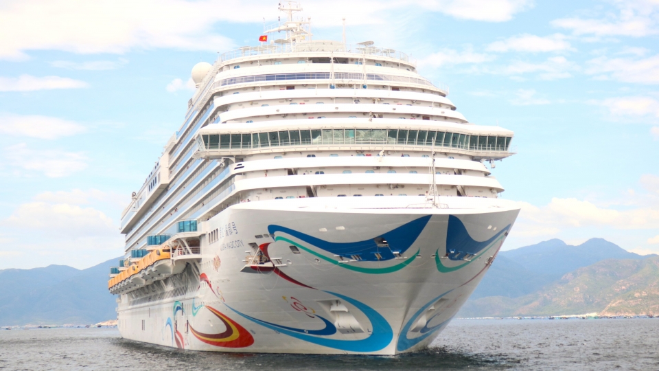 khanh-hoa-welcomes-adora-magic-city-cruise-ship.jpg