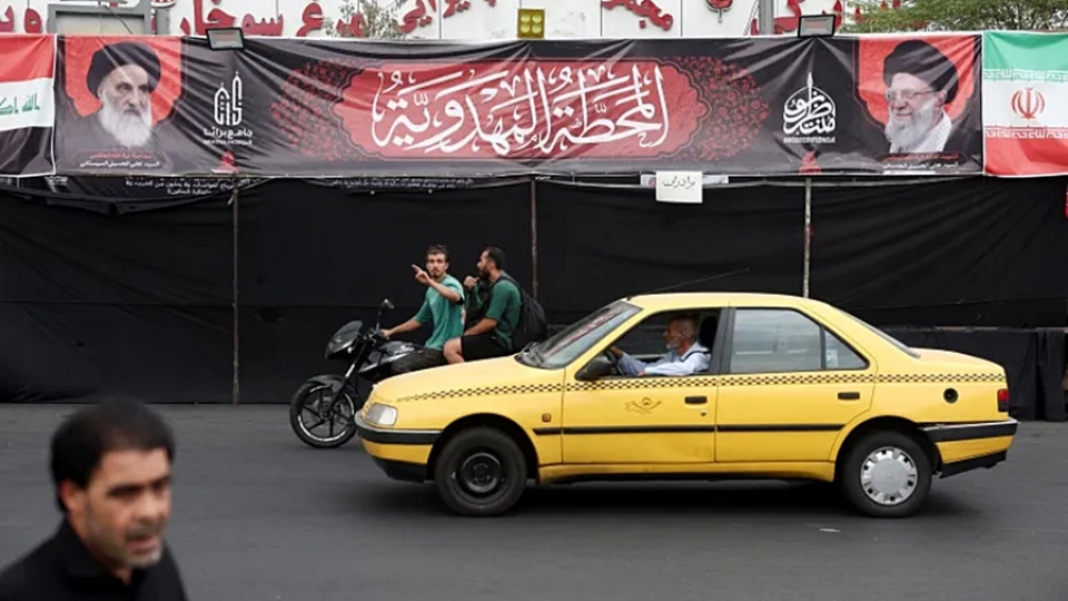 lanh-tu-iran-ali-khamenei-poster-o-to-iran-xe-may-iran-tren-duong-pho-iran-.wana_.jpg