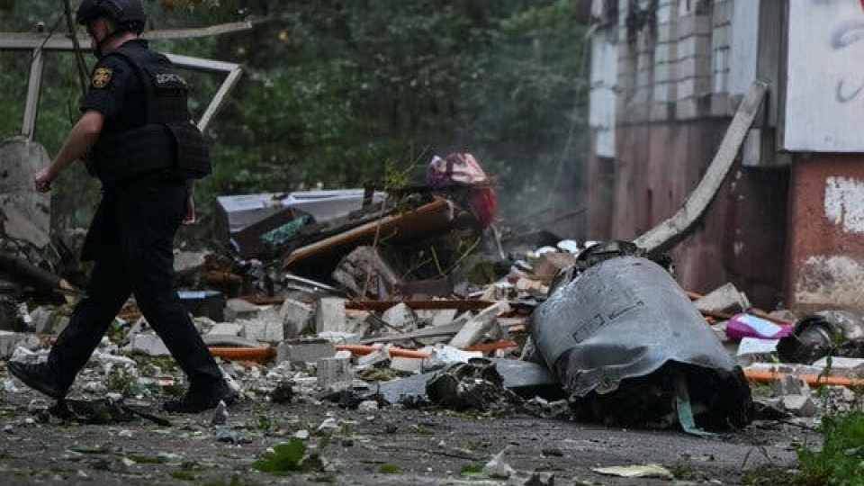 manh-vo-ten-lua-tai-lviv-ukraine-reuters.jpg